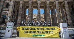 Protesta contra el asbesto realizada por Greenpeace frente al Congreso de la República en Bogotá. Foto: Greenpeace