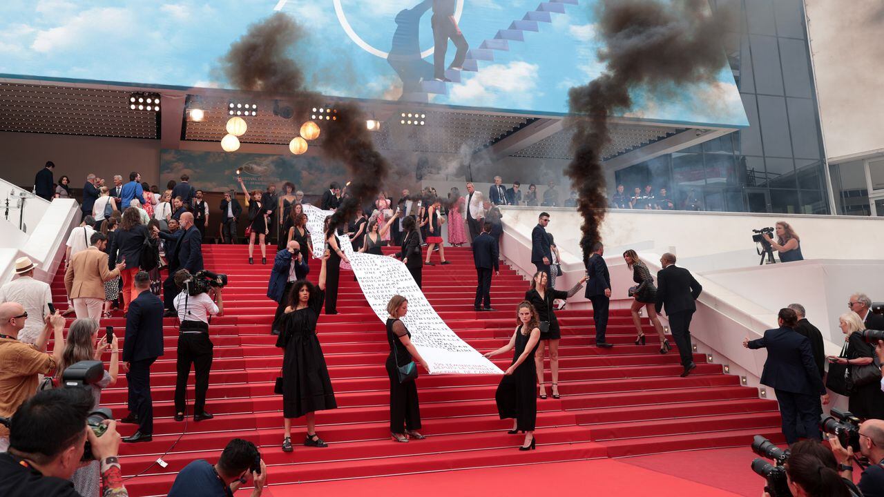 CANNES, FRANCIA - 22 DE MAYO: Miembros del movimiento feminista "Les Colleuses" sostienen una pancarta que muestra los nombres de 129 mujeres que murieron como resultado de violencia doméstica antes de la proyección de "Holy Spider" durante el 75º festival anual de cine de Cannes en el Palais des Festivals el 22 de mayo de 2022 en Cannes, Francia. (Foto de John Phillips/Getty Images)