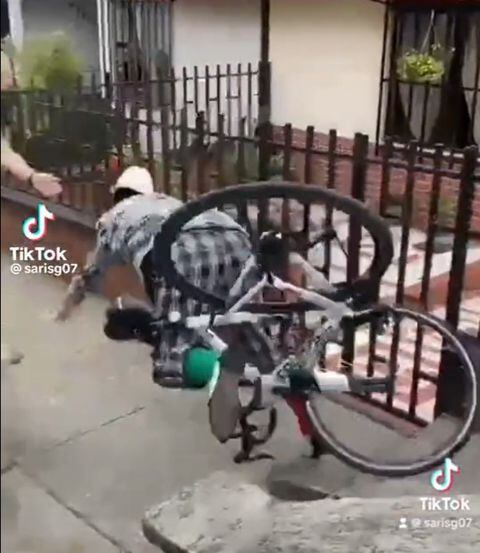 Suso se ve envuelto en un impresionante accidente en bicicleta que es registrado por los vecinos.
