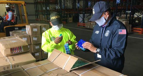 La Policía Fiscal y Aduanera interceptó contenedores con medicamentos falsos para combatir la covid-19 que iban para Venezuela.