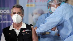 El presidente de Perú, Francisco Sagasti, fue vacunado contra el coronavirus el pasado 9 de febrero. Pero no es su vacunación la que causa polémica.