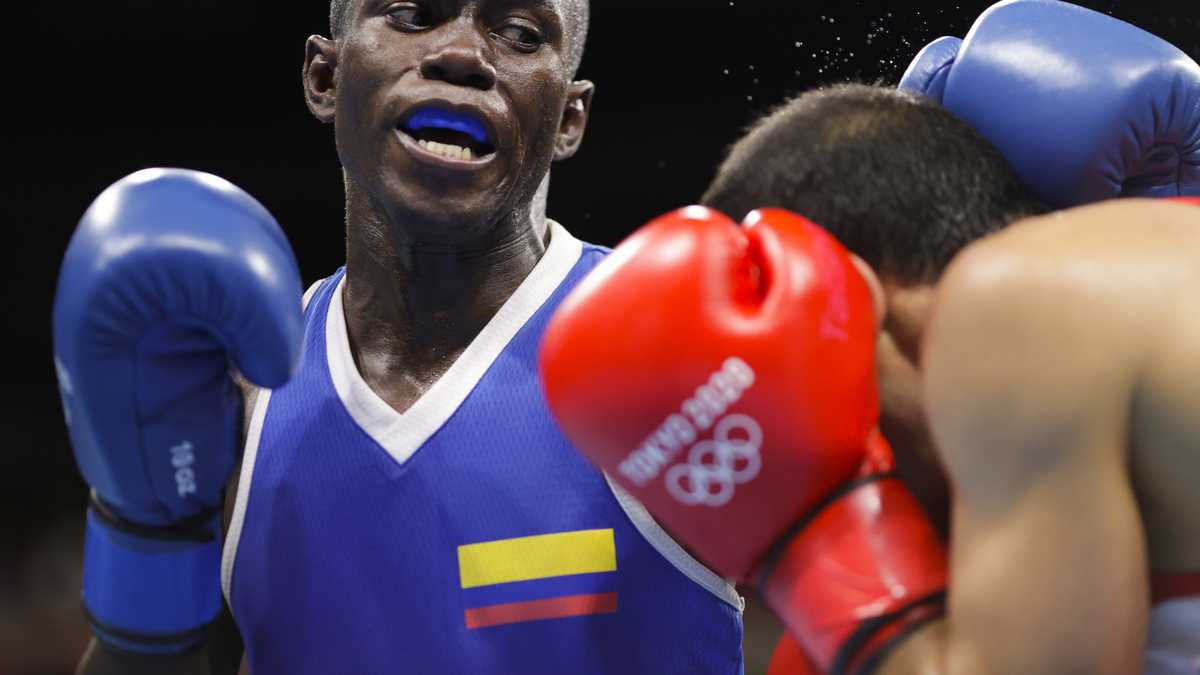 El colombiano Yuberjen Martínez (izquierda) conecta un golpe ante el indiio Amit Panghal por el peso mosca del boxeo de los Juegos Olímpicos de Tokio, el sábado 31 de julio de 2021. (AP Foto/Frank Franklin II)