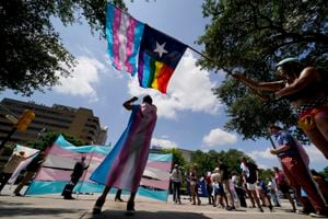 ARCHIVO - Manifestantes se congregan frente al Capitolio de Texas para protestar por una ley contra la afirmación de género que está siendo abordada en ambas cámaras del Congreso de estatal, el 20 de mayo de 2021, en Austin, Texas. (AP Foto/Eric Gay, archivo)