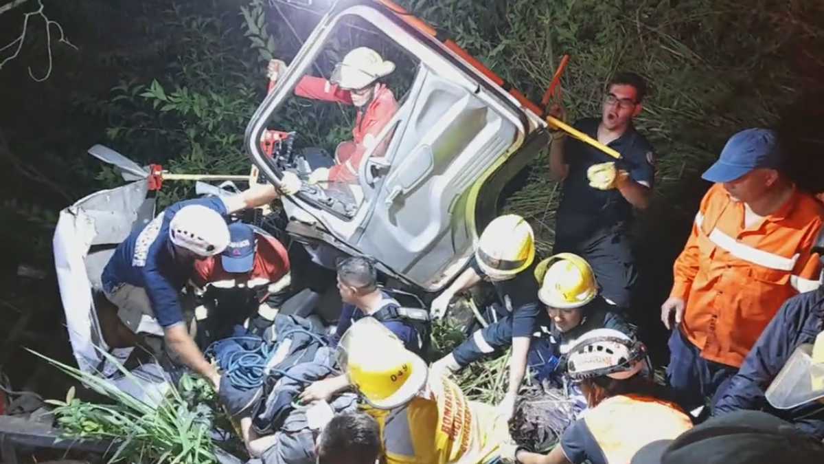 Después de estar atrapado por tres horas, los bomberos lograron rescatar al conductor.
