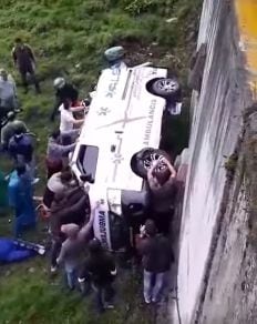 La ambulancia quedó en posición lateral.