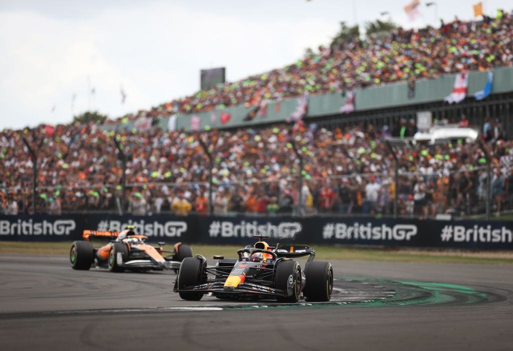 Max Verstappen al frente de Lando Norris en el Gran Premio de Gran Bretaña de la Fórmula 1.