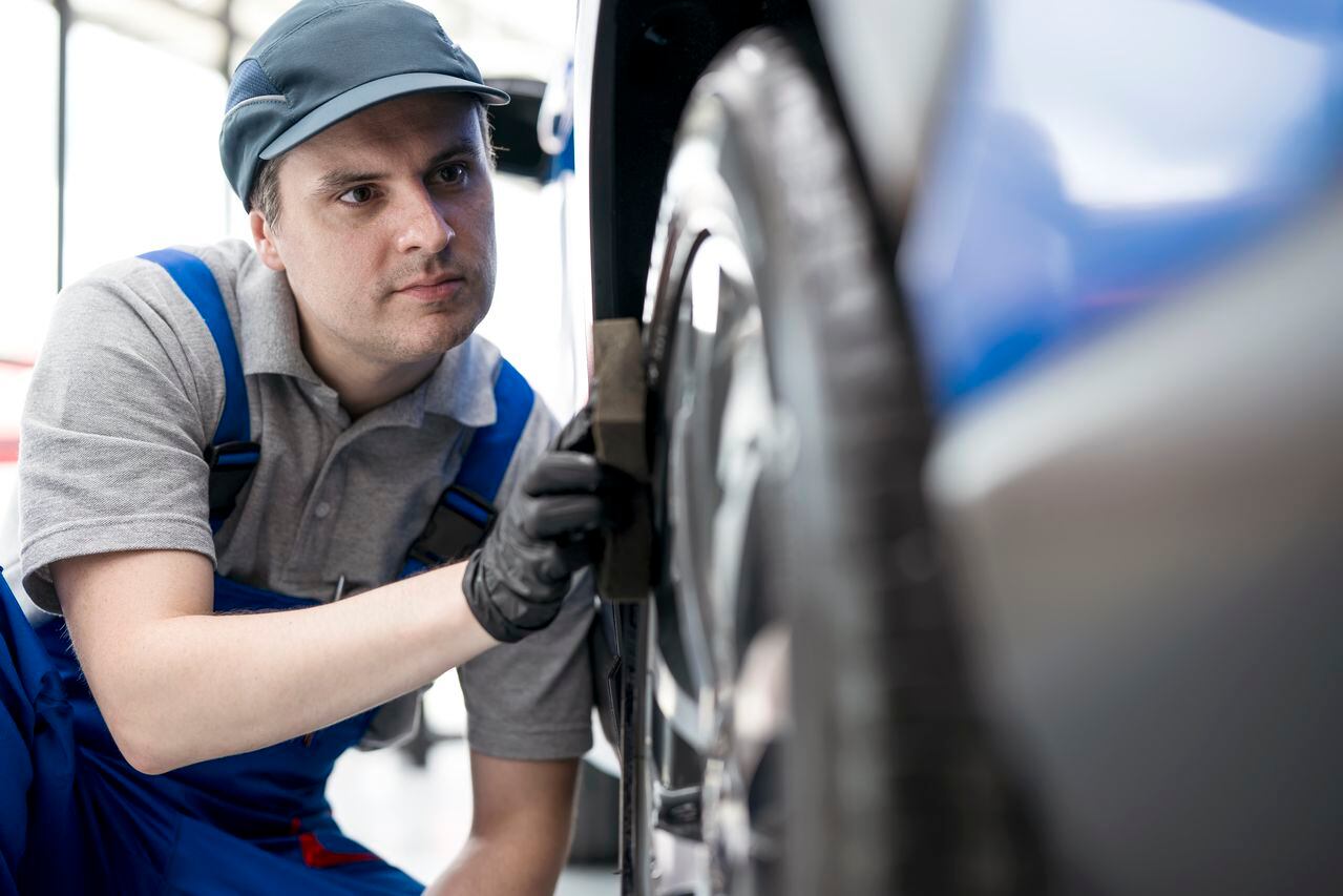 Limpieza de las llantas de un carro