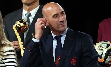 Luis Rubiales, señalado por un beso no consensuado a una jugadora de España en el Mundial Femenino 2023.