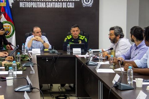 En la foto, el alcalde, Alejandro Eder; el comandante de la Policía Metropolitana de Cali, Carlos Oviedo; y el secretario de Seguridad, Jairo García, analizaron las cifras de los delitos de alto impacto en la ciudad en los primeros meses de 2024.