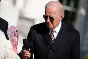 El presidente Joe Biden sostiene el micrófono a Chocolate, el pavo nacional de Acción de Gracias, durante una ceremonia de indulto en la Casa Blanca en Washington, el lunes 21 de noviembre de 2022. (AP Photo/Andrew Harnik)