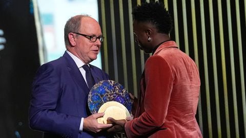 Vinícius Júnior recibiendo el premio Sócrates en el Balón de Oro 2023.