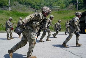 Soldados de EE. UU. de la 2.ª División de Infantería participan en una sesión de estrés durante la competencia Best Squad 2023 en Camp Casey en Dongducheon, Corea del Sur