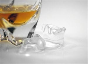 Los expertos aseguran que el whisky debe tomarse con un poco de agua.