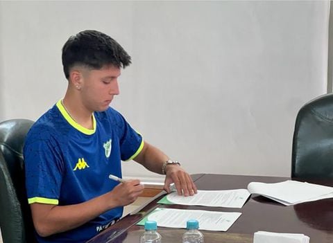 Juan Castilla firmó su contrato como nuevo jugador del Deportivo Cali.
