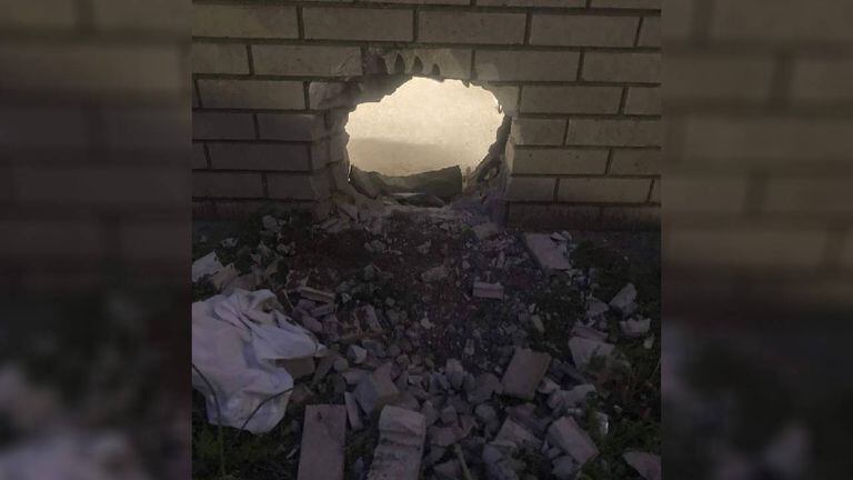 Esta foto proporcionada por la Oficina del Sheriff de Newport News muestra un agujero en la pared de una celda de prisión en Newport News, Virginia, el 20 de marzo de 2023.