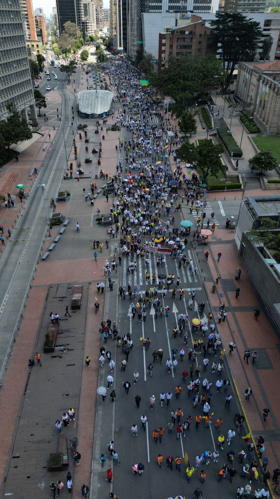 Bogotá. 6 de marzo de 2024. Cientos de personas se manifiestan en el centro de la capital en contra de las reformas presentadas por el gobierno de Gustavo Petro. Drone panoramica