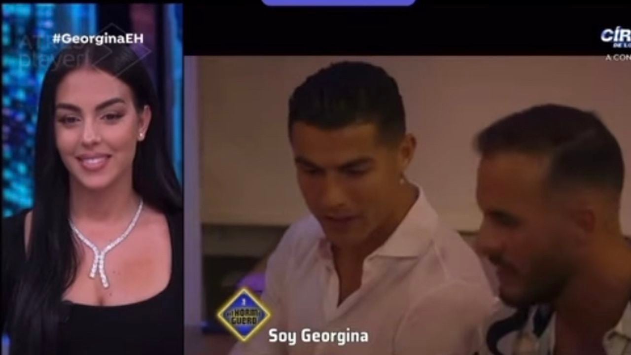 Durante la charla en un programa de televisión se puede ver un video en el que Ronaldo le da una serenata durante una fiesta en su casa.