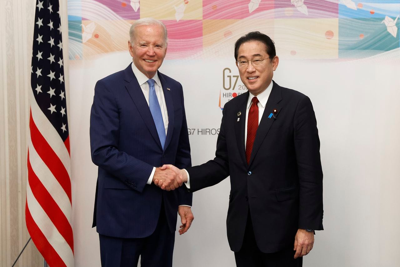 El presidente Joe Biden, a la izquierda, le da la mano al primer ministro de Japón, Fumio Kishida, antes de una reunión bilateral en Hiroshima, Japón