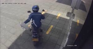 El ladrón no se tomó la molestia de cubrir las placas en su motocicleta y casco.