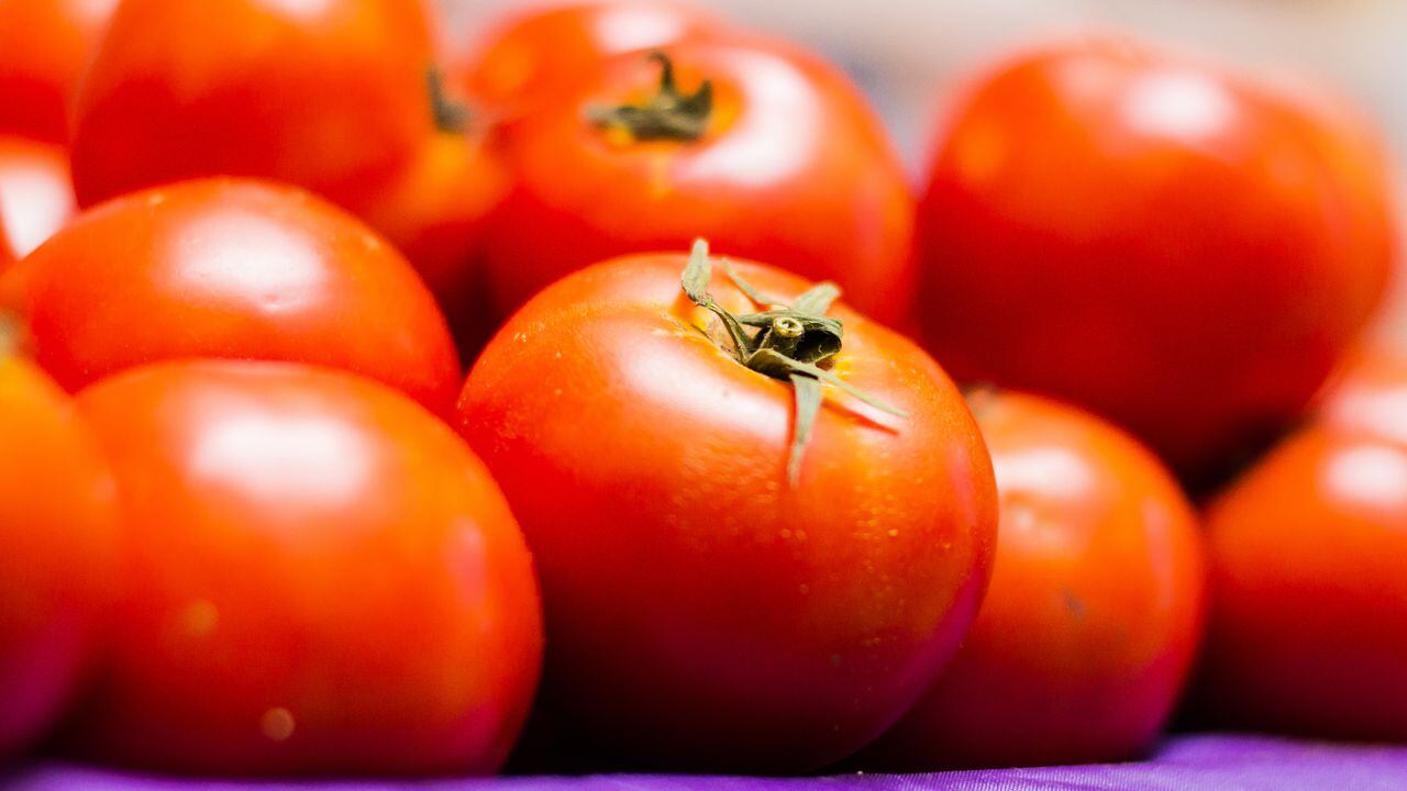 El tomate está compuesto de vitamina C