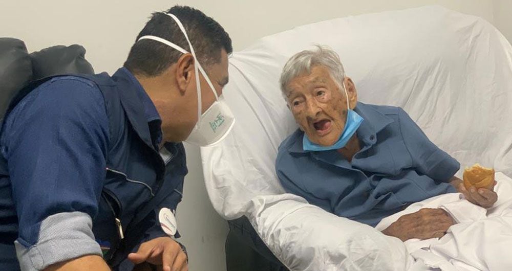 Dalia Patiño, la mujer de 103 años de edad que fue vacunada en Cali.