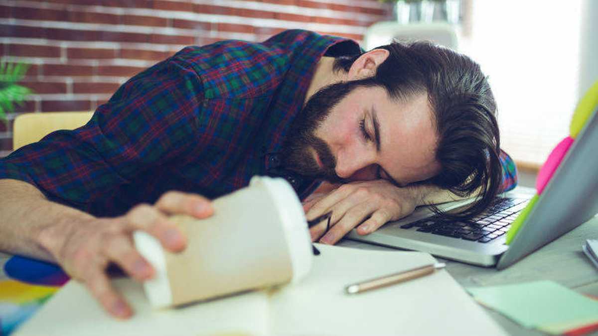 Las largas horas de trabajo contribuyen a la disminución en los periodos de sueño.