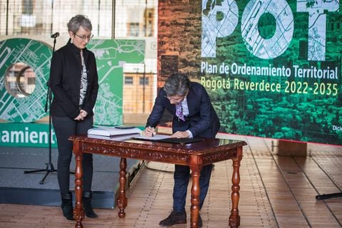 Alcaldesa Claudia López firmando el decreto por el cual se adopta la revisión del POT de Bogotá.