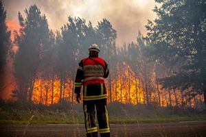 Bombero trabaja para contener un incendio que estalló cerca de Landiras, mientras los incendios forestales continúan propagándose en la región de Gironde, en el suroeste de Francia,  16 de julio de 2022. Foto SDIS 33/ a través de REUTERS
