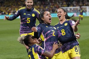Las jugadoras de Colombia celebran después de que Manuela Vanegas anotó el segundo gol de su equipo durante el partido de fútbol del Grupo H de la Copa Mundial Femenina entre Alemania y Colombia en el Estadio de Fútbol de Sydney en Sydney, Australia, el domingo 30 de julio de 2023. (Foto AP/Rick Rycroft)