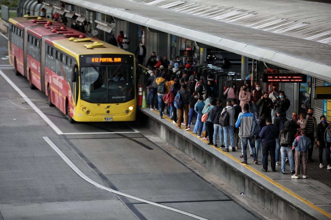 Trasmilenio portal norte, buses llenos, gente esperando bus en cuarentena estricta