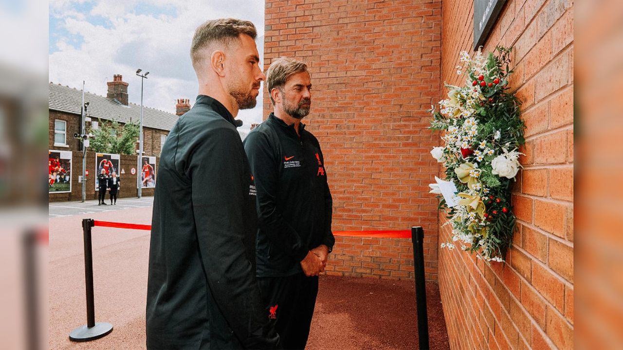 Jordan Henderson y Jürgen Klopp conmemorando la tragedia de Heysel, ocurrida en Bélgica