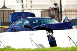 Esta fotografía muestra un automóvil luego de que un hombre lo estrelló contra una barrera el viernes 2 de abril de 2021 en el Capitolio, en Washington. (AP Foto/Carolyn Kaster)