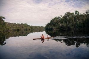 El Guaviare se explora nadando y navegando, con el acompañamiento de un guía de la comunidad indígena Tucanos.