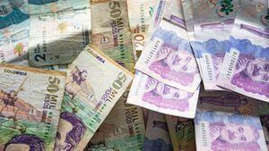 Una gran cantidad de baknotes colombianos de diferentes denominaciones como $ 50.000, $ 20.000 y $ 2.000
