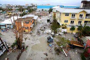 La foto muestra viviendas y locales comerciales dañados en Fort Myers Beach, Florida, 29 de setiembre de 2022 luego del paso del huracán Ian. (Douglas R. Clifford/Tampa Bay Times via AP)