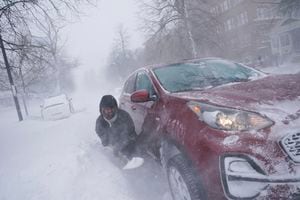 Gamaliel Vega intenta desenterrar su automóvil en Lafayette Avenue después de quedar atrapado en un ventisquero a una cuadra de su casa mientras intentaba ayudar a rescatar a su prima, que se había quedado sin electricidad y calefacción con un bebé en su casa al otro lado de la ciudad durante una tormenta de nieve en Buffalo. N.Y., el sábado 24 de diciembre de 2022. (Derek Gee/The Buffalo News via AP)