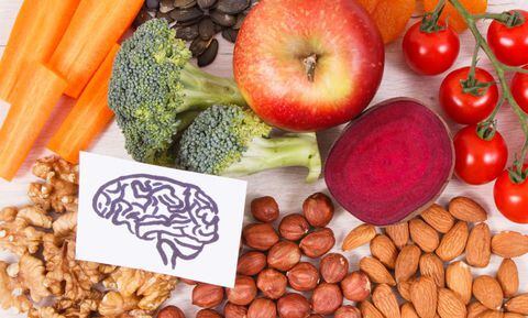 La alimentación influye en la salud cerebral.