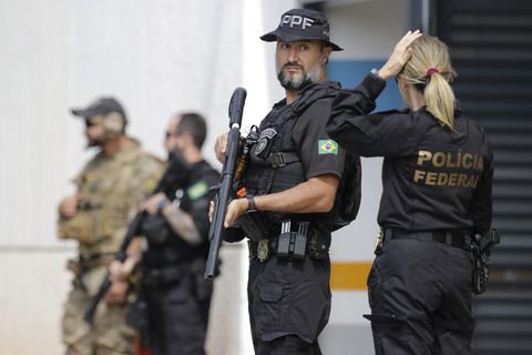 La Policía Federal hace guardia mientras el expresidente brasileño Jair Bolsonaro se va después de dar testimonio sobre los ataques del 8 de enero en Brasilia