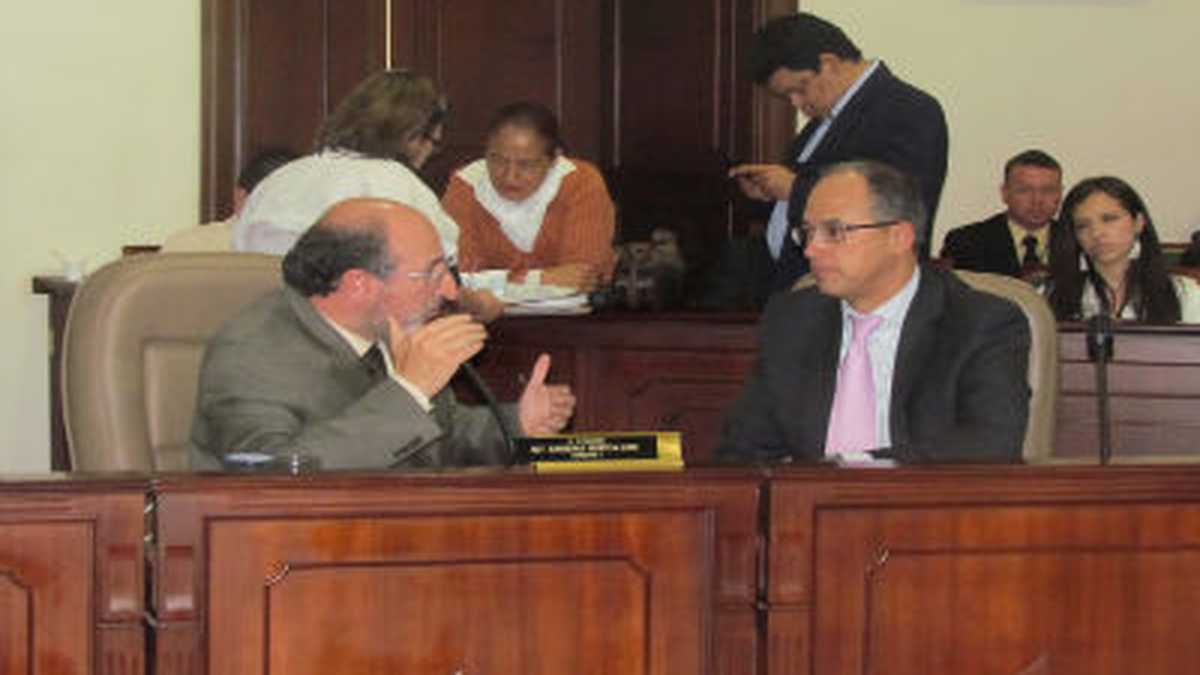 Momentos de la discusión entre el senador Juan Lozano, y el Ministro de Hacienda, Juan Carlos Echeverry.