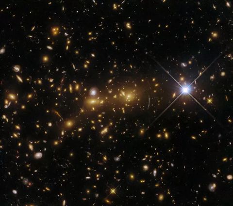 La imagen muestra un cúmulo de galaxias que fueron captadas por el telescopio Hubble.