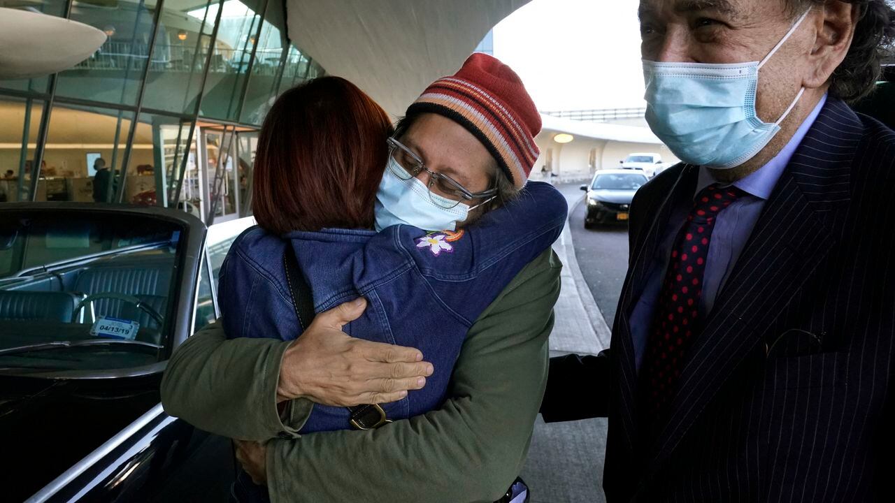 US journalist Danny Fenster (C) is reunited with his mother Rose Fenster at JFK airport on November 16, 2021. - Fenster is escoted by former US Ambassador to the UN Bill Richardson. Fenster returns to the US after being released from prison in Myanmar after he was sentenced to 11 years in jail by a military court on November 13, 2021. (Photo by TIMOTHY A. CLARY / AFP)