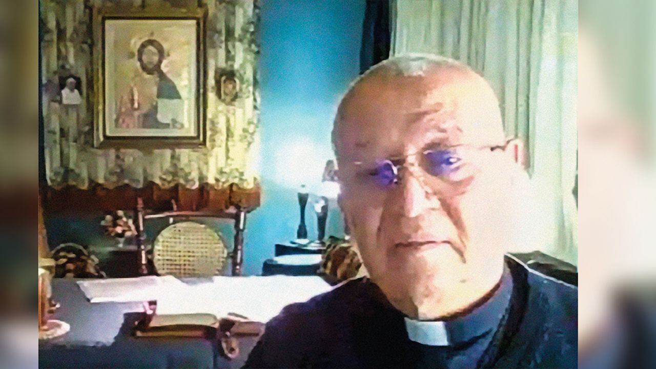     El padre Arturo Uría Eguíluz lideró la llegada de los retiros de Emaús a Bogotá. En su comunidad religiosa conoció a Óscar Iván Zuluaga.