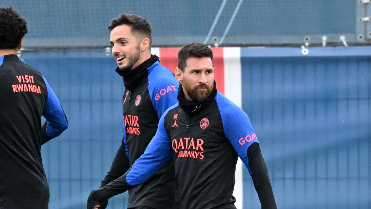 Paris Saint-Germain's Argentine forward Lionel Messi (R) and Paris Saint-Germain's Spanish forward Pablo Sarabia take part in a training session at the club's "Camp des Loges" training ground in Saint-Germain-en-Laye, west of Paris on January 5, 2023. (Photo by Bertrand GUAY / AFP)