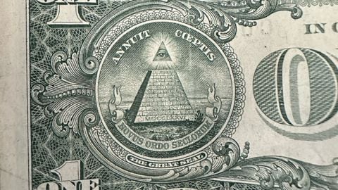 El símbolo del ojo y la pirámide tiene sus raíces en el simbolismo masónico, que se refiere a un movimiento de personas que creen en la igualdad humana.