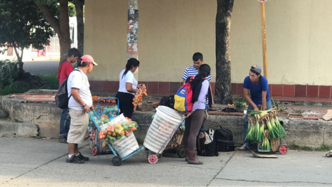 De los venezolanos en edad de trabajar en Colombia, el 70% se encuentra en la informalidad