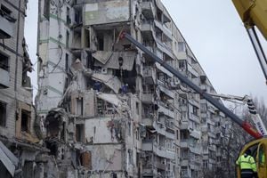 El ataque contra un edificio residencial en Dnipró subió a 40 muertos. Foto: AFP.