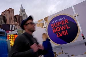 Los peatones pasan junto a los carteles del Super Bowl 58 de la NFL el martes 6 de febrero de 2024 en Las Vegas.