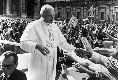 Juan Pablo II minutos antes del atentado en la plaza de San Pedro, en el Vaticano.