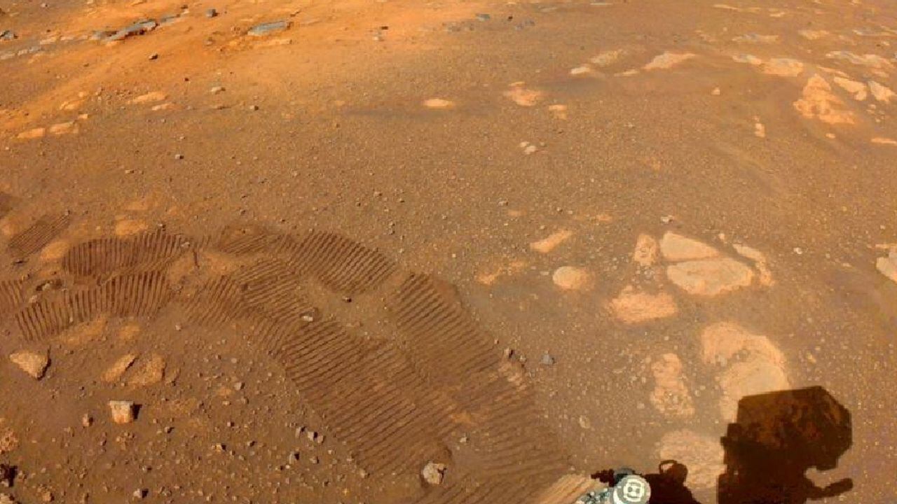 Las huellas del robot Perseverance pueden verse en esta imagen captada por una de sus cámaras el 5 de marzo. Uno de los objetivos de la misión es buscar señales de vida microbiana antigua. BBC - NASA/JPL-CALTECH