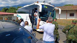 Más de 30 soldados escoltaron al grupo de periodistas y trabajadores de Asocaña, para que regresaran a sus destinos sanos y salvos.